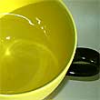 gelbe Milchkaffee-Tasse